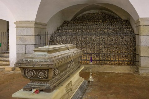 Coffin of Anton Bruckner behind ossuary