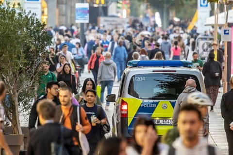 Many people on the move in the pedestrian zone