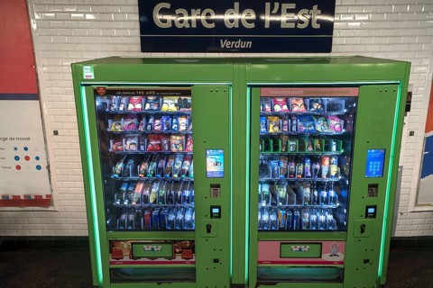Drinks and sweets vending machines in a Metro station