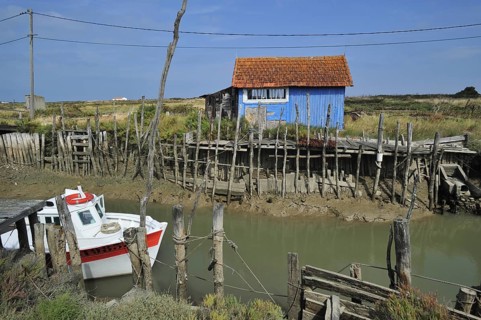 Colourful cabins of oyster farm at la Baudissiere near Dolus