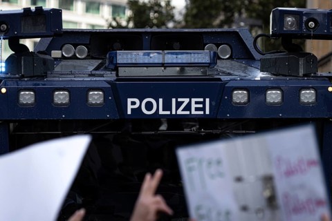 Hundreds of people take part in a pro-Palestine demonstration in Frankfurt am Main on 14.10.2023. The rally is accompanied by a massive police contingent. Following Hamas' terrorist attack on Israel