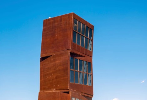 Close-up of Homenatge a la Barceloneta
