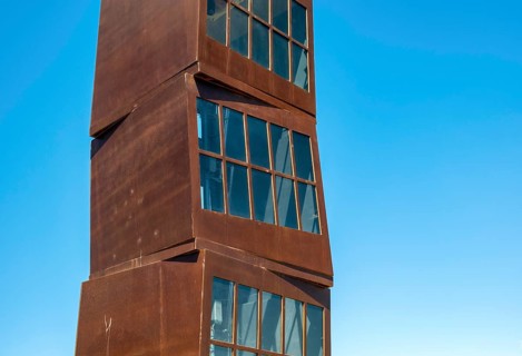 Close-up of Homenatge a la Barceloneta