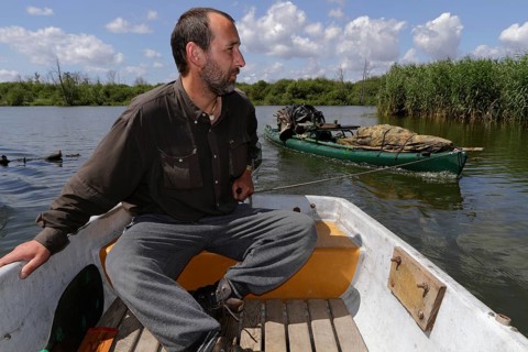 Kayak of a nature photographer in tow
