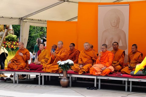Monks at the Vesak festival of the Thai community in Westpark