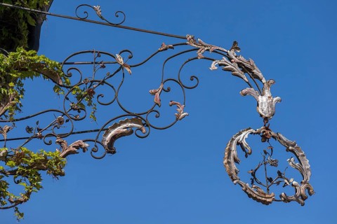 Historical nose sign of a wine tavern