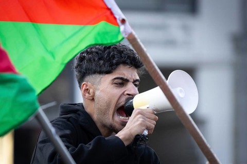 Hundreds of people take part in a pro-Palestine demonstration in Frankfurt am Main on 14.10.2023. The rally is accompanied by a massive police contingent. Following Hamas' terrorist attack on Israel