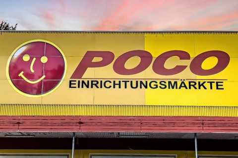 Logo lettering of chain store Poco