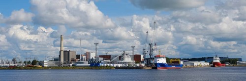 Rotor blades for wind turbines and ships in the industrial harbour