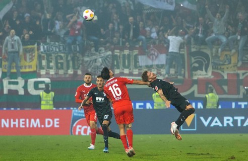 Mads G. V. PEDERSEN FC Augsburg r. in header duel with Kevin SESSA 1.FC Heidenheim