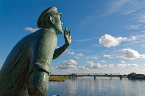 Statue of the Lauenburg Callers on the banks of the Elbe in the old town of Lauenburg on the Elbe. Duchy of Lauenburg