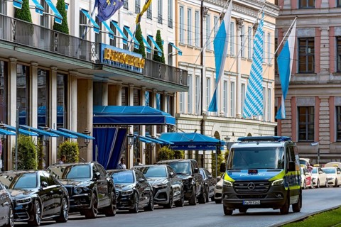 Police squad car at the Hotel Bayerischer Hof with Palais Montgelas