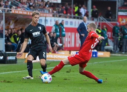 Robert KRZYSZTOF FC Augsburg left in duel with Jan-Niklas BESTE 1.FC Heidenheim