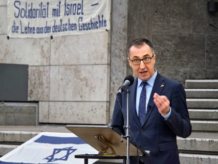 Cem Oezdemir speaks at a pro-Israeli rally on Stuttgart's market square. Demonstration