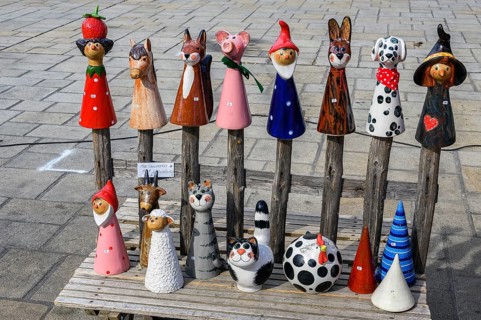 Ceramic figures -fence stool- at the pottery and handicraft market