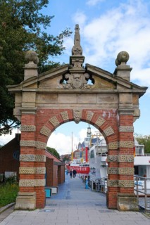Harbour gate