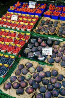 Sales stand with figs