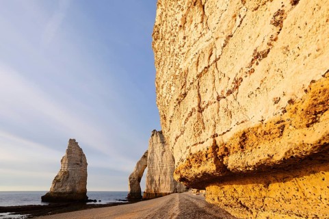 Cliff with the rock gate Falaise d'Aval and the rock needle Aiguille d'Etretat