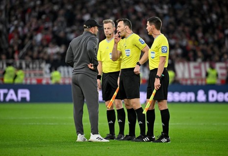 Coach Sebastian Hoeness VfB Stuttgart in conversation Discussion with referee Referee Felix Zwayer