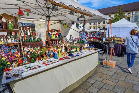 Ceramic figures at the pottery and arts and crafts market