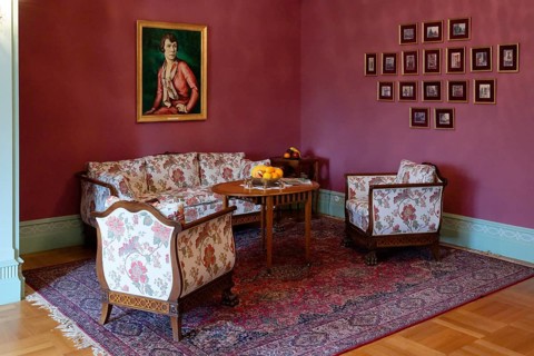 Ladies' Salon