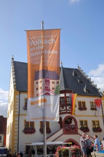 Flag with inscription Mainschleife and people