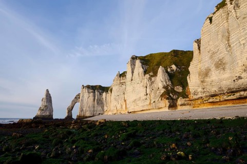 Cliff with the rock gate Falaise d'Aval and the rock needle Aiguille d'Etretat