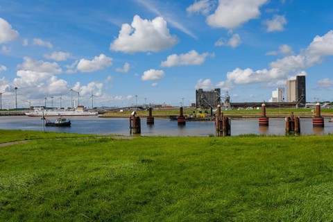 Silo and ship at the Ems quay on the Ems