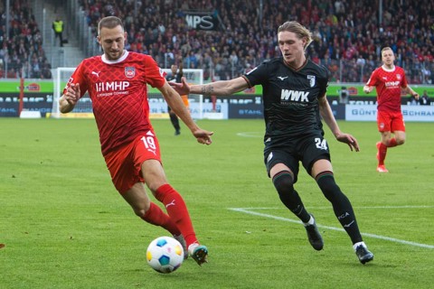 Jonas FOEHRENBACH 1.FC Heidenheim left in duel with Hans Fredrik JENSEN FC Augsburg