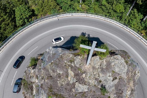 Kreuzfelsenkurve with cars