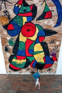Visitor in front of a tapestry at Joan Miro Foundation
