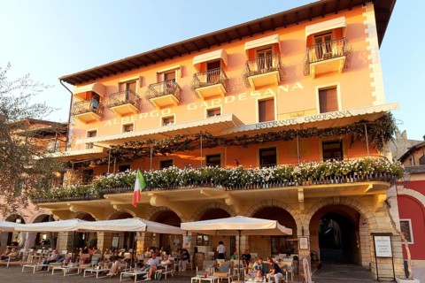 Traditional Hotel Gardesana with terrace restaurant