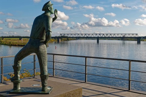 Statue of the Lauenburg Callers on the banks of the Elbe in the old town of Lauenburg on the Elbe. Duchy of Lauenburg