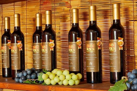 Different wine bottles on the shelf next to each other