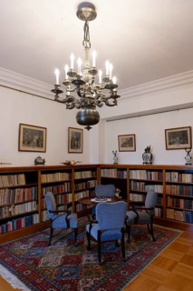 Gentlemen's room