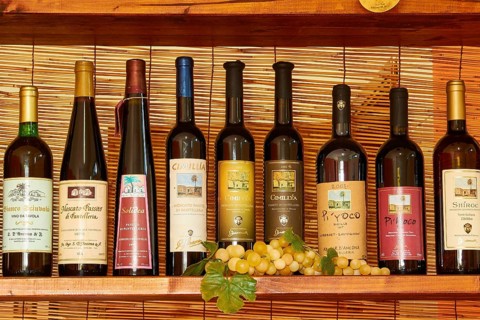 Different wine bottles on the shelf next to each other