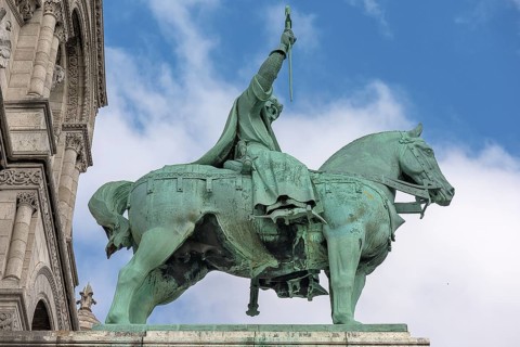 Equestrian statue of King Saint Louis in front of the Sacre-Coeur de Montmartre