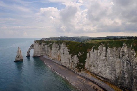 Cliff with the rock gate Falaise d'Aval and the rock needle Aiguille d'Etretat