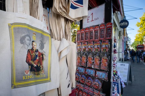 Prince Charles and Queen Elizabeth on Bag