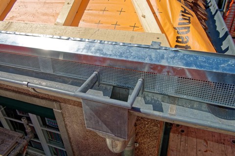 Ventilation sheets at the gutter on a roof for an in-roof photovoltaic system.