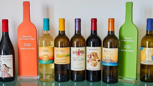 Different wine bottles on the shelf next to each other