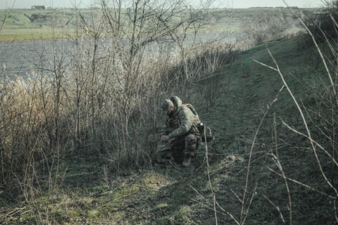 Ukrainian soldiers during a patrol along the Ingulez River. In the small town of Snihurivka