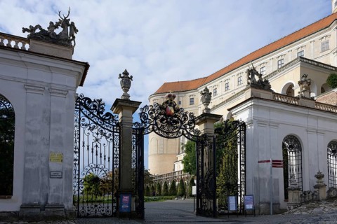 Gate