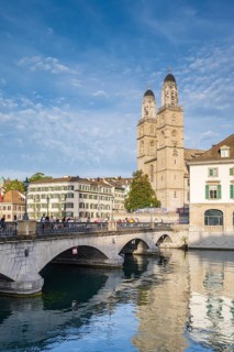 Grossmünster with water church and Münsterbrücke