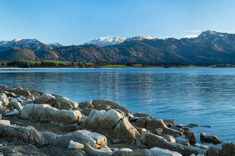 Lake Forggensee in the Allgäu in autumn. Rock formations in the foreground