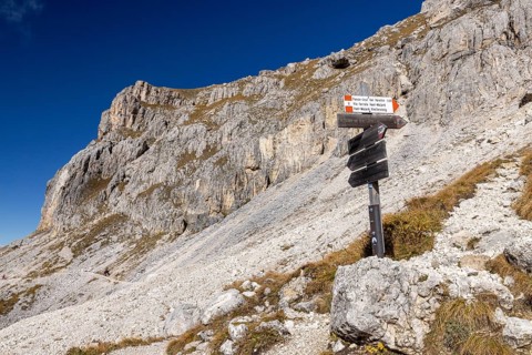 Hiking signpost at the turnoff to Passo Jouf dal Vaiolon