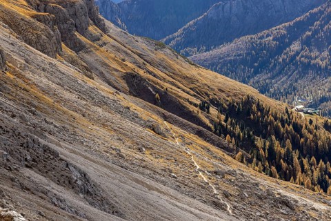 Hiking trail on the Catinaccio in autumn