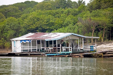 Floating house on the Rio Amazonas at low water level