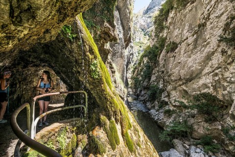 Hiking trail through the Cares Gorge