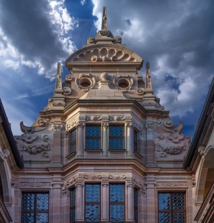 Restored façade in the courtyard of the Pellerhaus